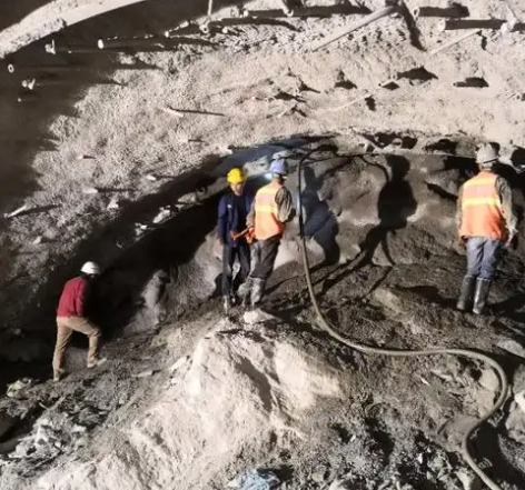 元宝山隧道拱顶带模注浆料，微膨胀注浆料的特点及施工工艺